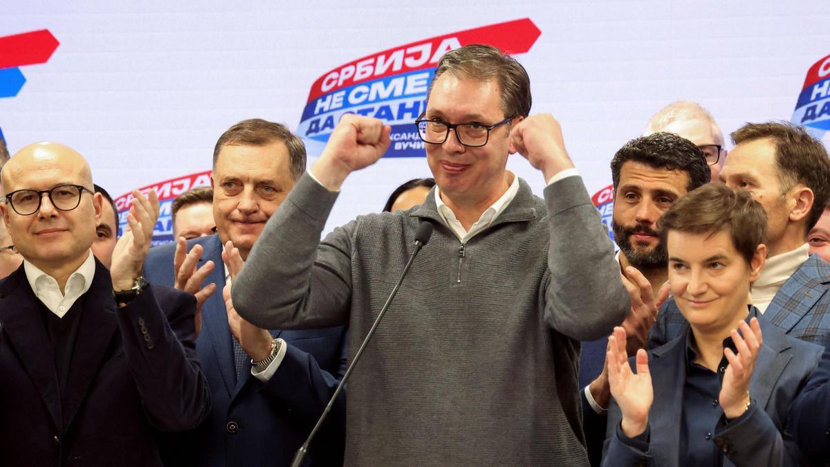 El presidente serbio, Aleksandar Vucic hace gestos de victoria en la sede del Partido Progresista Serbio (SNS) tras los resultados de las encuestas a pie de urna de las elecciones parlamentarias en Belgrado