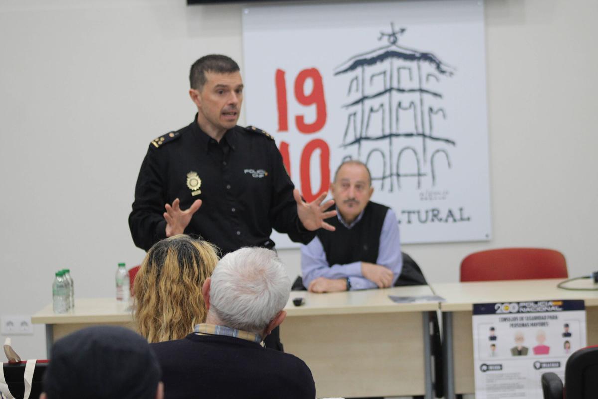 Charla seguridad Ciudadana inspector Alberto Pardo Arsenio Diaz Mieres