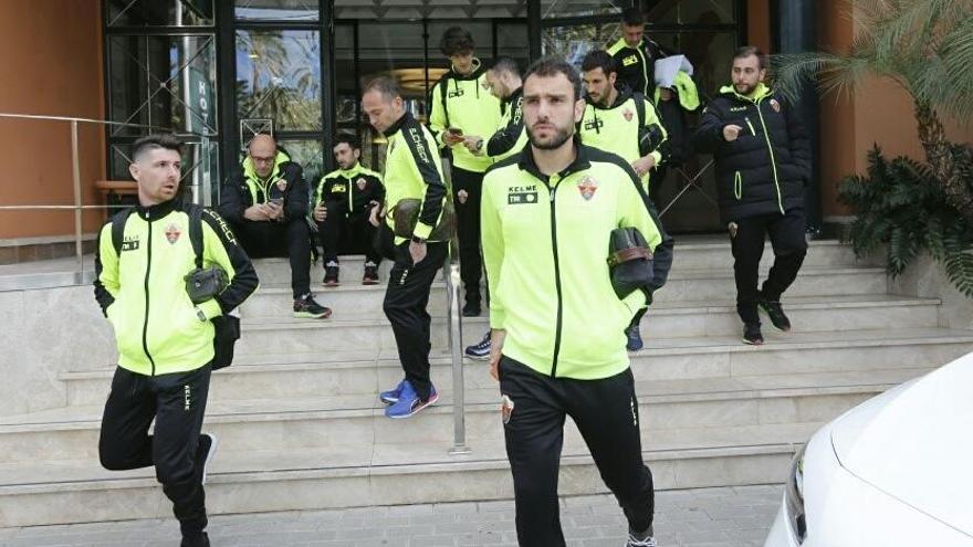 Javi Flores y Gonzalo Verdú, junto a sus compañeros, antes de tomar el autobús