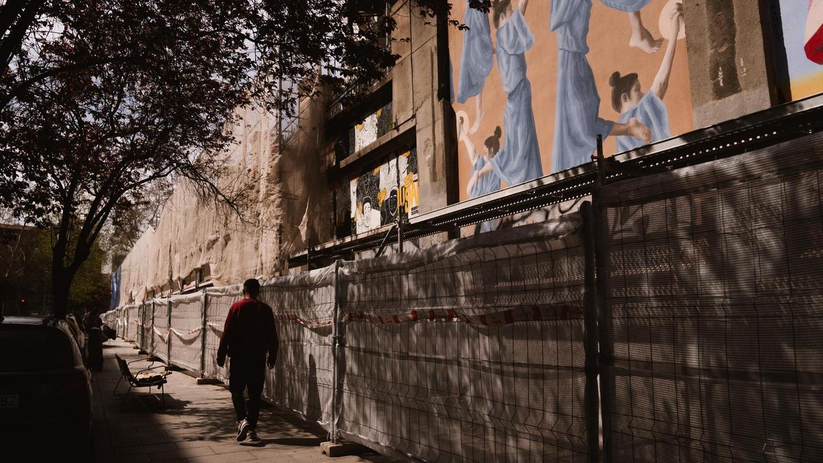 Obreros pican los murales de Tabacalera situados en la calle Miguel Servet.