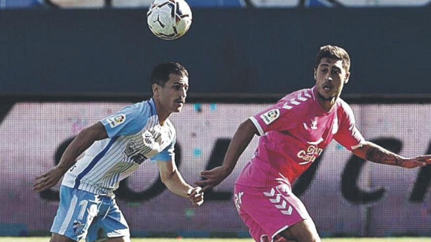 Jairo y Lemos persiguen el balón en el choque de ayer.