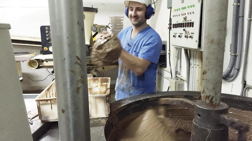 Felipe Ferreira, en una de las máquinas de chocolate. // D.P.