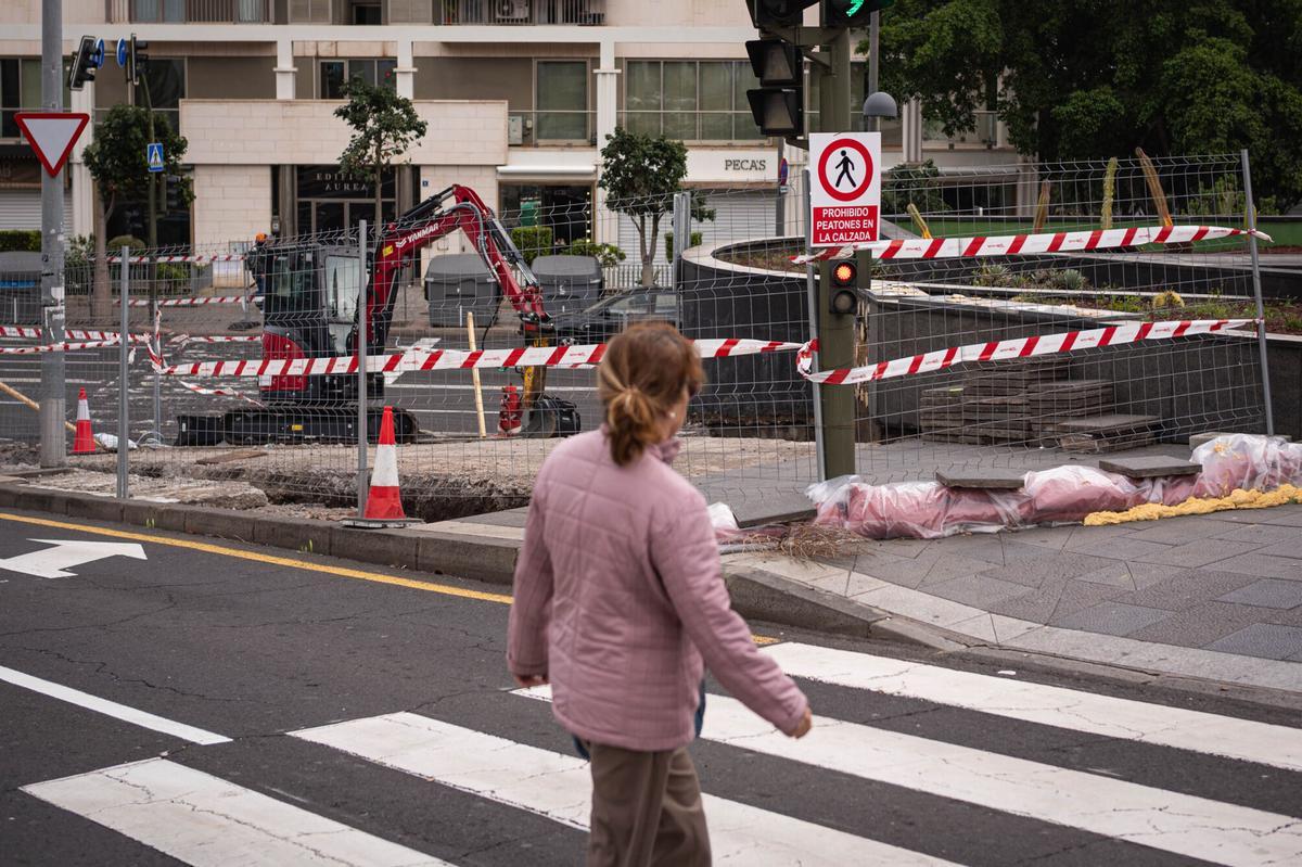 obras acera asesina Meridiano, Santa Cruz. Porfi, si es posible, pillar a alguien caminando por la calzada junto a las obras, thanks  | 22/03/2026 | Fotógrafo: Rafael Arturo Jiménez Rivero