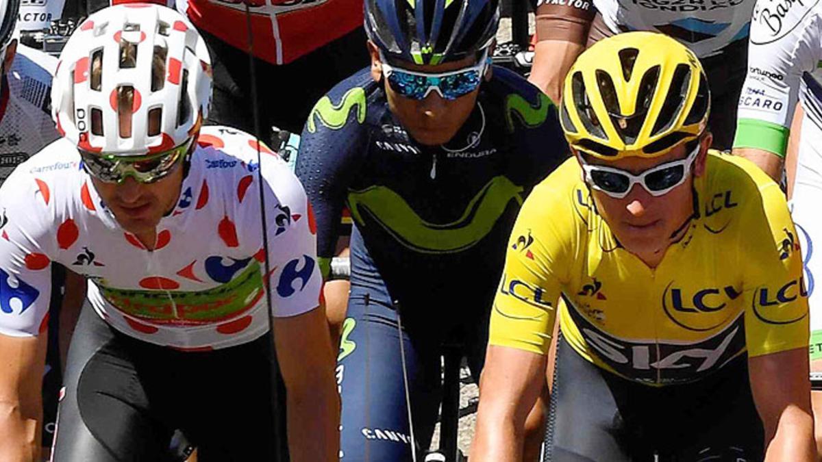 Nathan Brown, Nairo Quintana y el líder Geraint Thomas, al inicio de la etapa del Tour con final en La Planche des Belles Filles