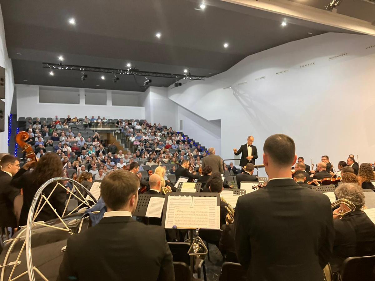 Un momento del concierto del 25 aniversario de la Orquestra de la Marina Alta y del estreno del himno comarcal
