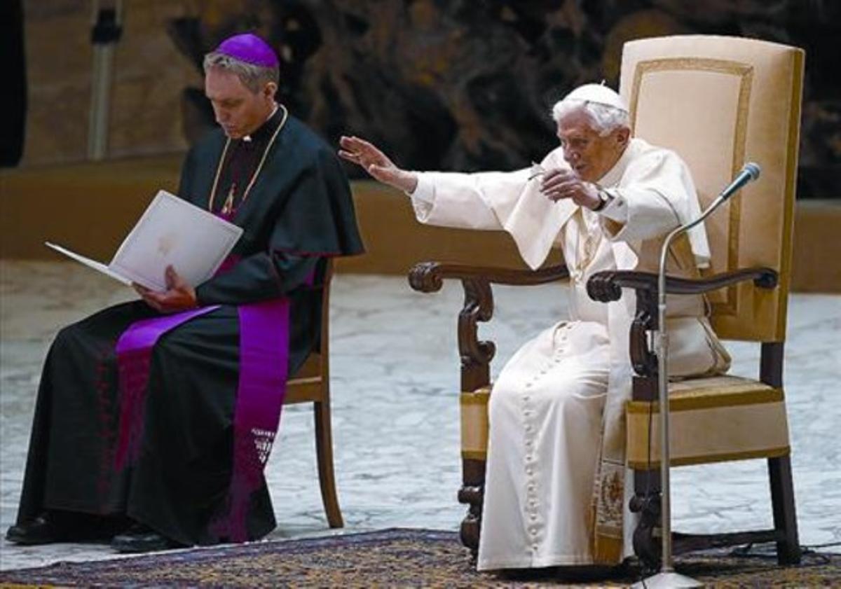 Benet XVI 8 El Papa sortint, durant la seva última gran missa a la basílica de Sant Pere, el 13 de febrer. Benet XVI 8 El Papa sortint, durant la seva última gran missa a la basílica de Sant Pere, el 13 de febrer.