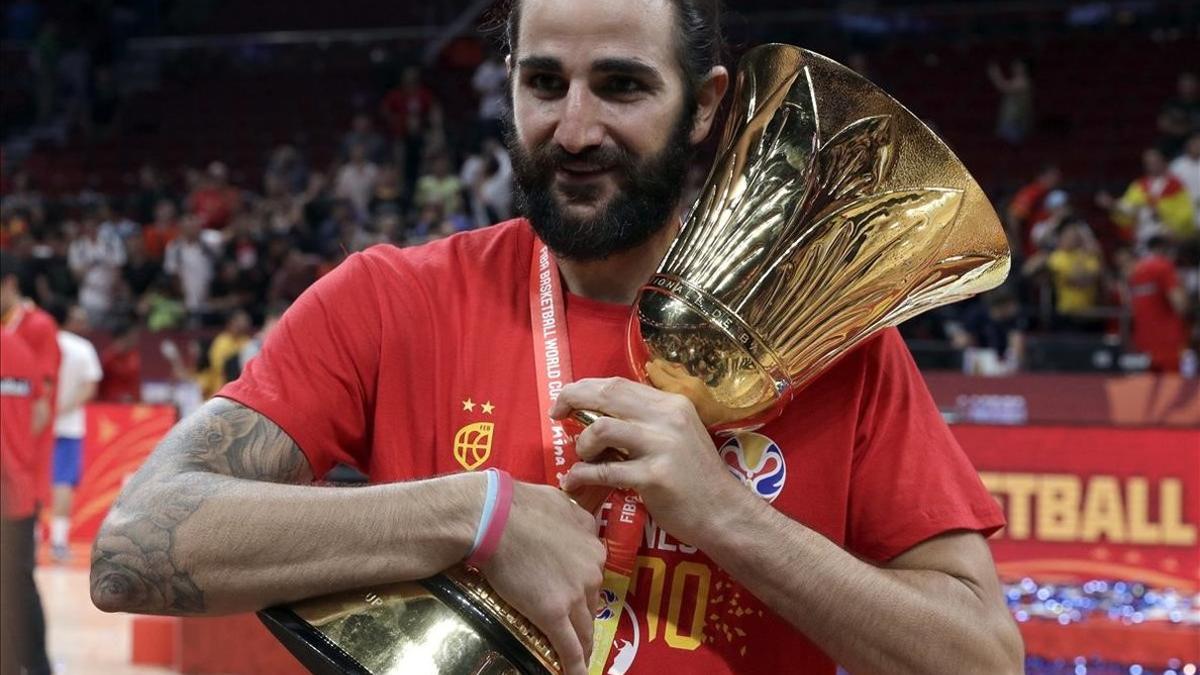 Ricky Rubio abraza el trofeo de campeón mundial tras la final