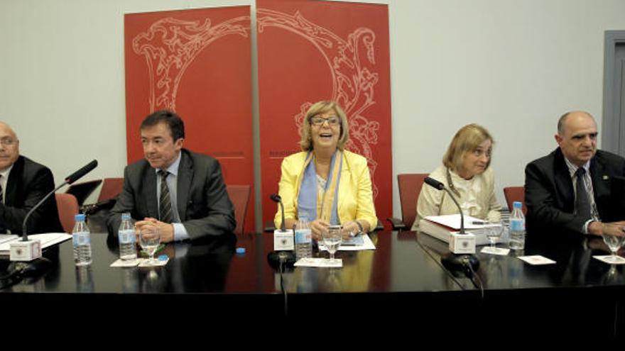 La rectora de la Universidad de Málaga y presidenta de la Conferencia de Rectores de las Universidades Españolas, Adelaida de la Calle (c), acompañada por otros miembros de la Conferencia, durante la rueda de prensa que ha ofrecido esta tarde para comunicar su intención de no acudir a la reunión programada para hoy del Consejo de Universidades ante la negativa del ministro de Educación, José Ignacio Wert, a debatir sobre los ajustes educativos.