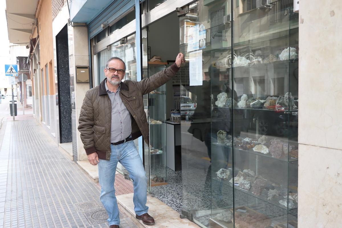 En la puerta de su aula museo, en calle Bailén.