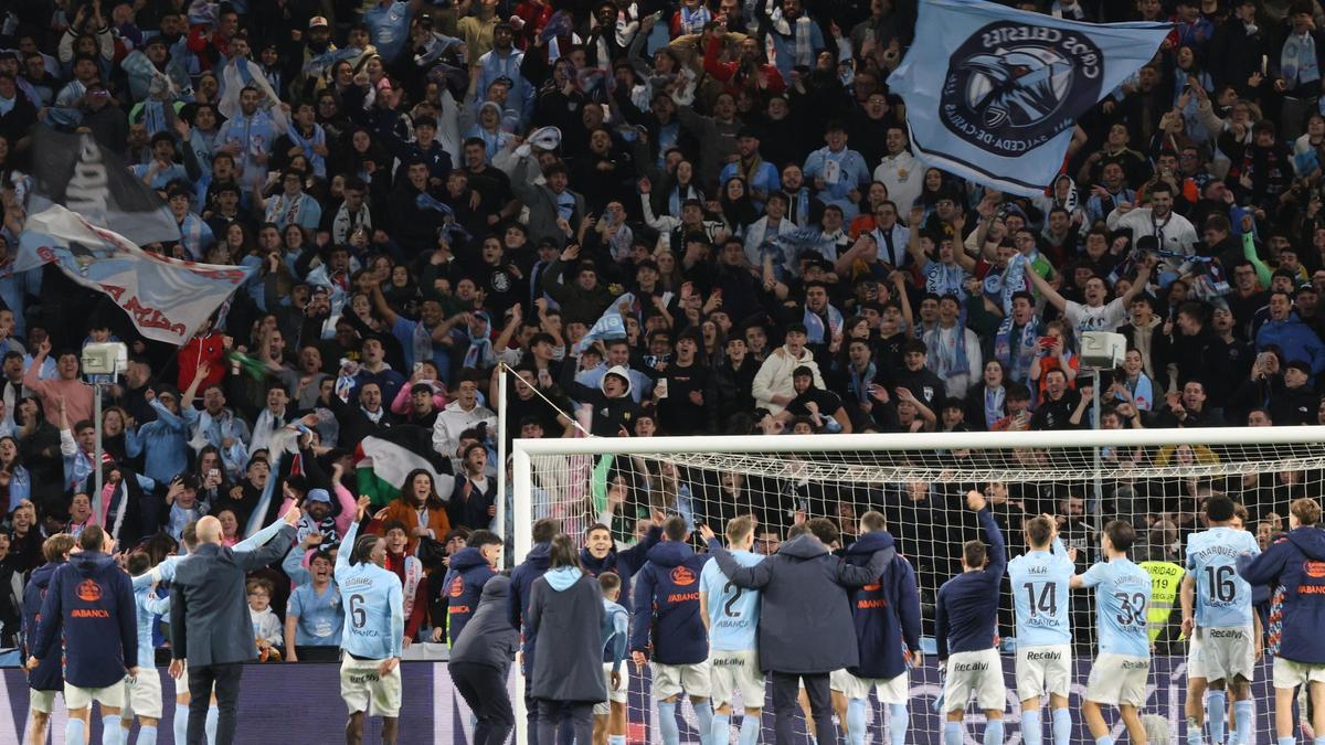 La plantilla céltica celebra la victoria frente al Betis con los aficionados de la grada de Gol, antes de su reforma.