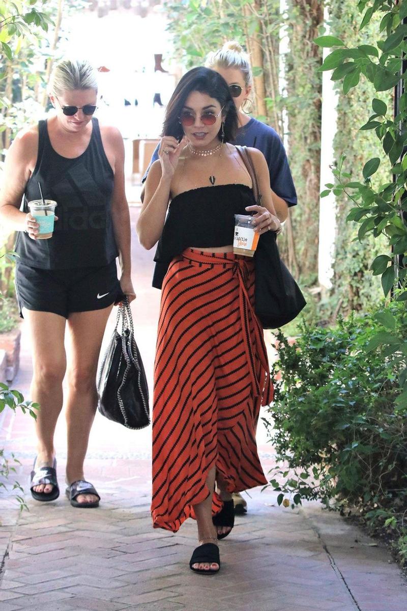 Vanessa y su falda naranja