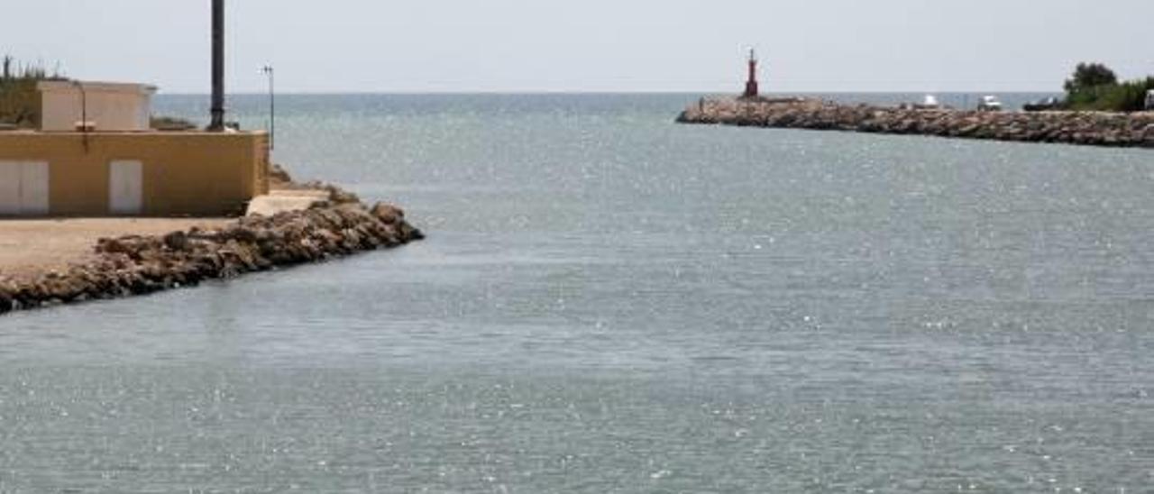 Los espigones del Júcar y del puerto  de Gandia se comen la costa de la Safor