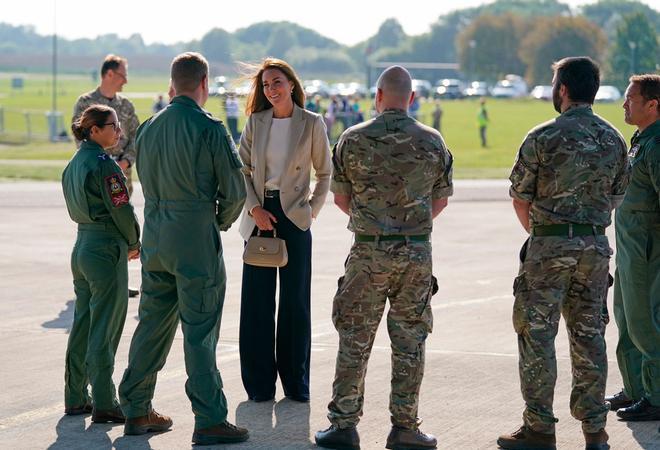 Kate Middleton se reúne con los militares que apoyaron las labores de evacuación de civiles en Afganistán