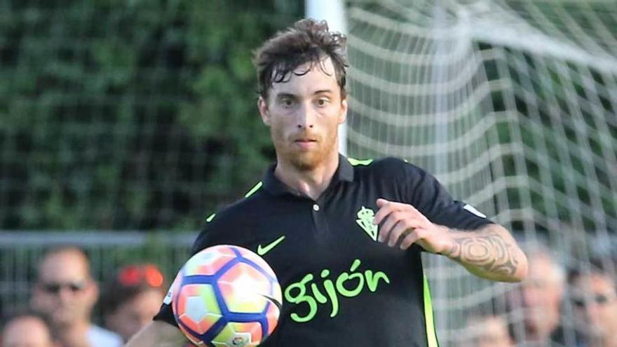 Amorebieta, a la izquierda, en su debut como sportinguista; a la derecha, Iribar, Quini y Dani, en el palco.