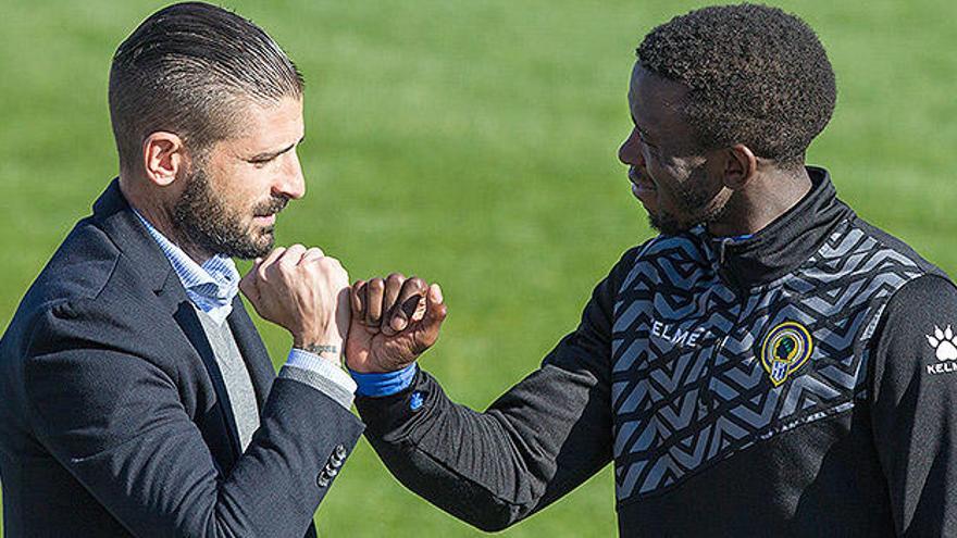 Saludo entre Portillo y Emaná antes de un entrenamiento de esta semana