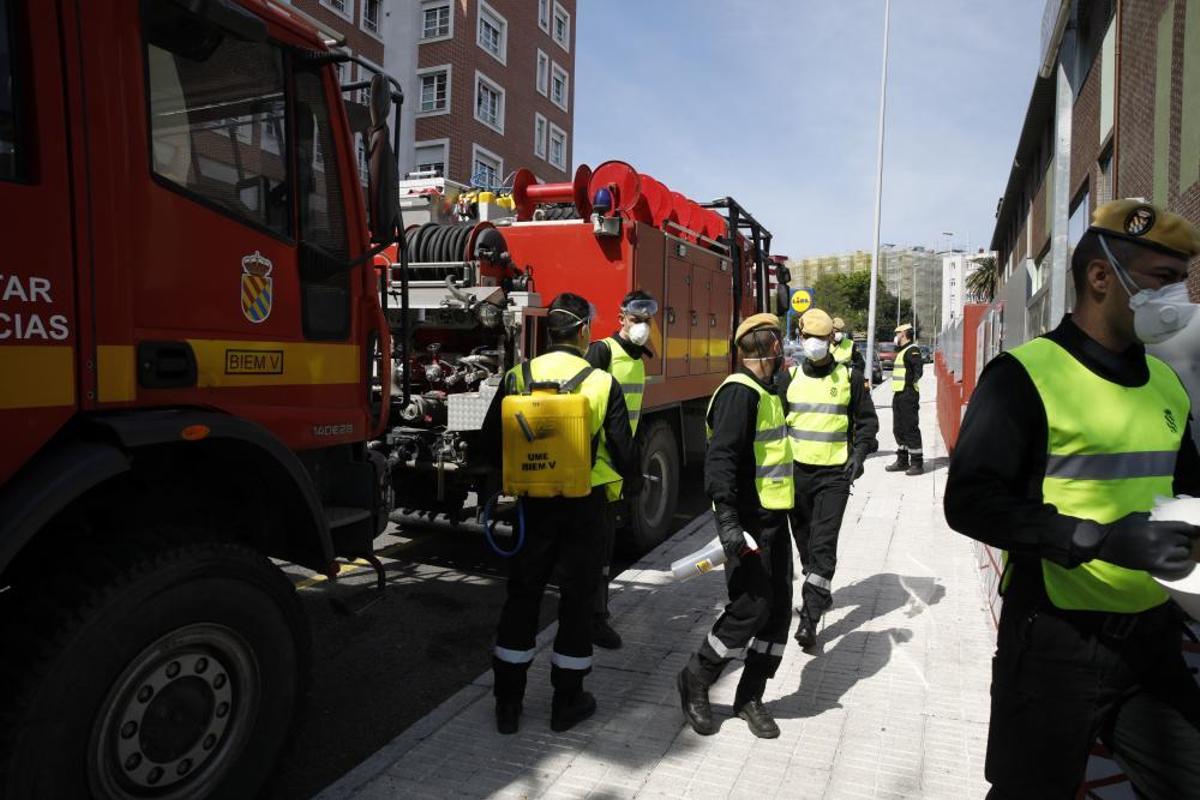 La UME desinfecta el centro de mayores de Jovellanos