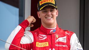 Mick Schumacher celebra la victoria.