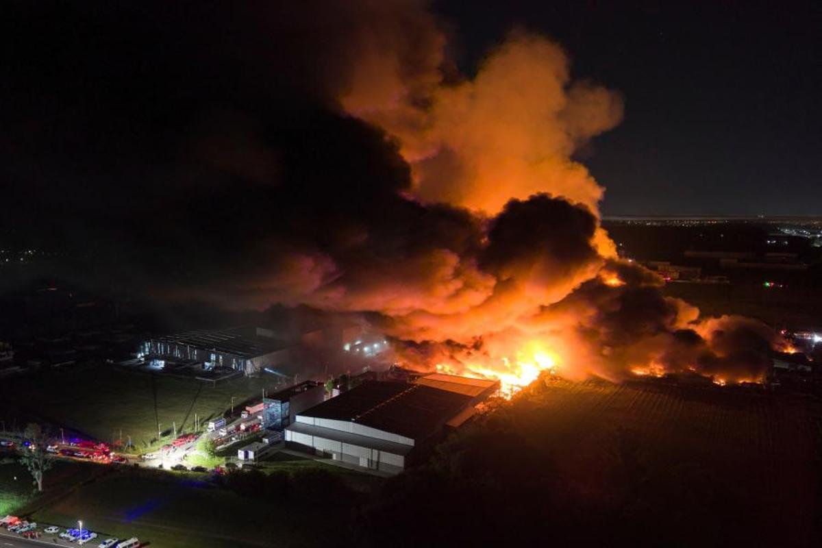 Una fuerte explosión en una zona industrial cerca del principal aeropuerto de Argentina deja al menos 15 heridos