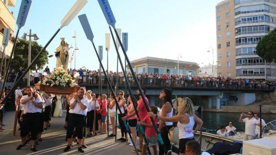 Calor y color en la televisiva celebración a las patronas del mar en el Grau