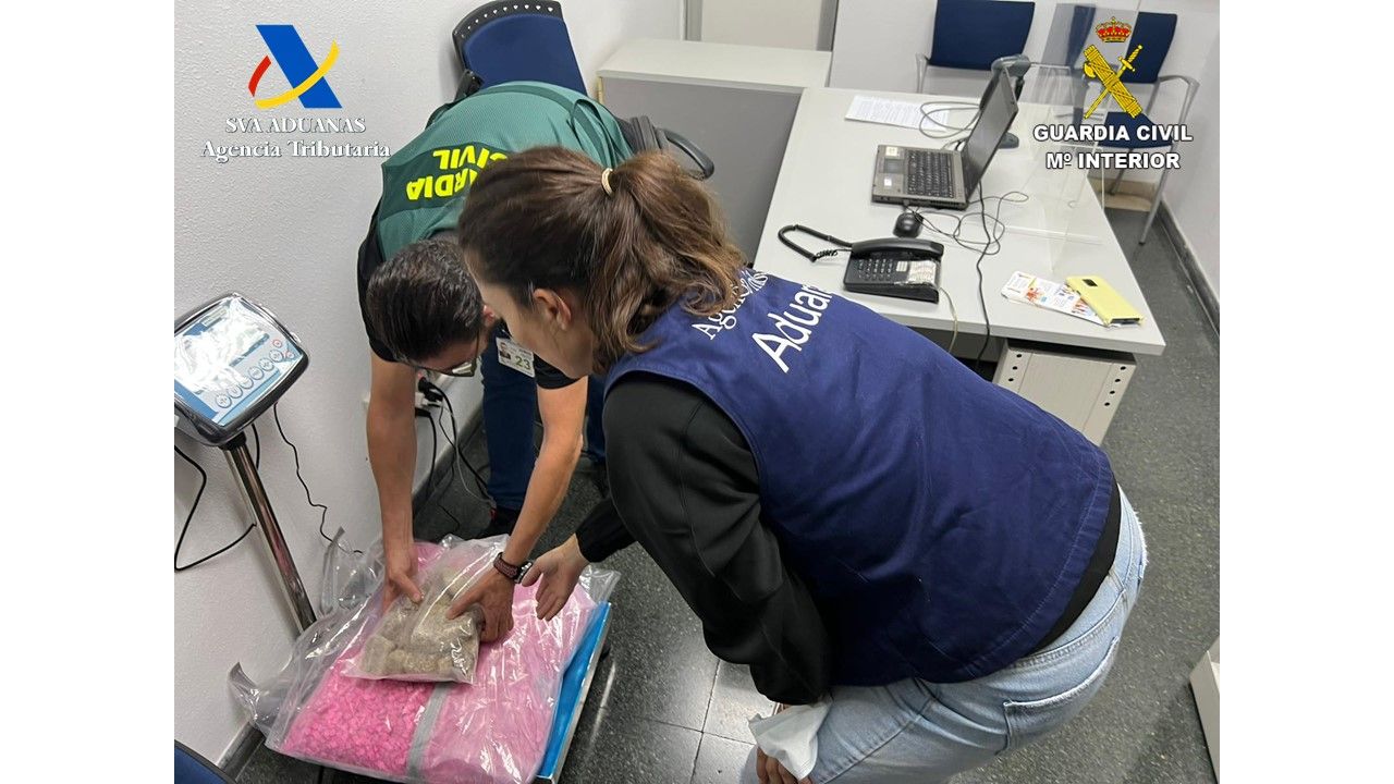 Agentes de Vigilancia Aduanera y Guardia Civil durante el pesado de la droga en el aeropuerto.