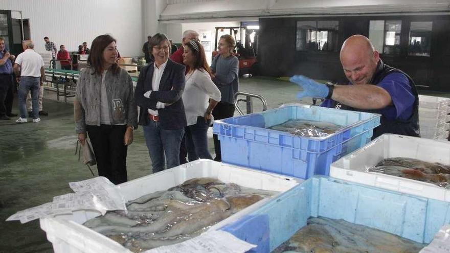 La conselleira de Mar, Rosa Quintana, junto a la secretaria xeral de la consellería, Mercedes Rodríguez, hace unos días en la subasta del pulpo en la lonja de Bueu. // Santos Álvarez