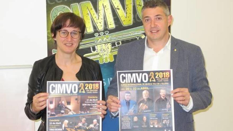 Micó y Cháfer muestran el cartel del CIMVO 2018 de l&#039;Olleria.
