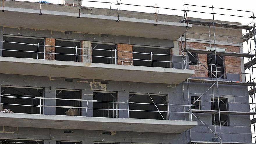 Un habitatge en construcció a Girona, en una foto d&#039;arxiu.