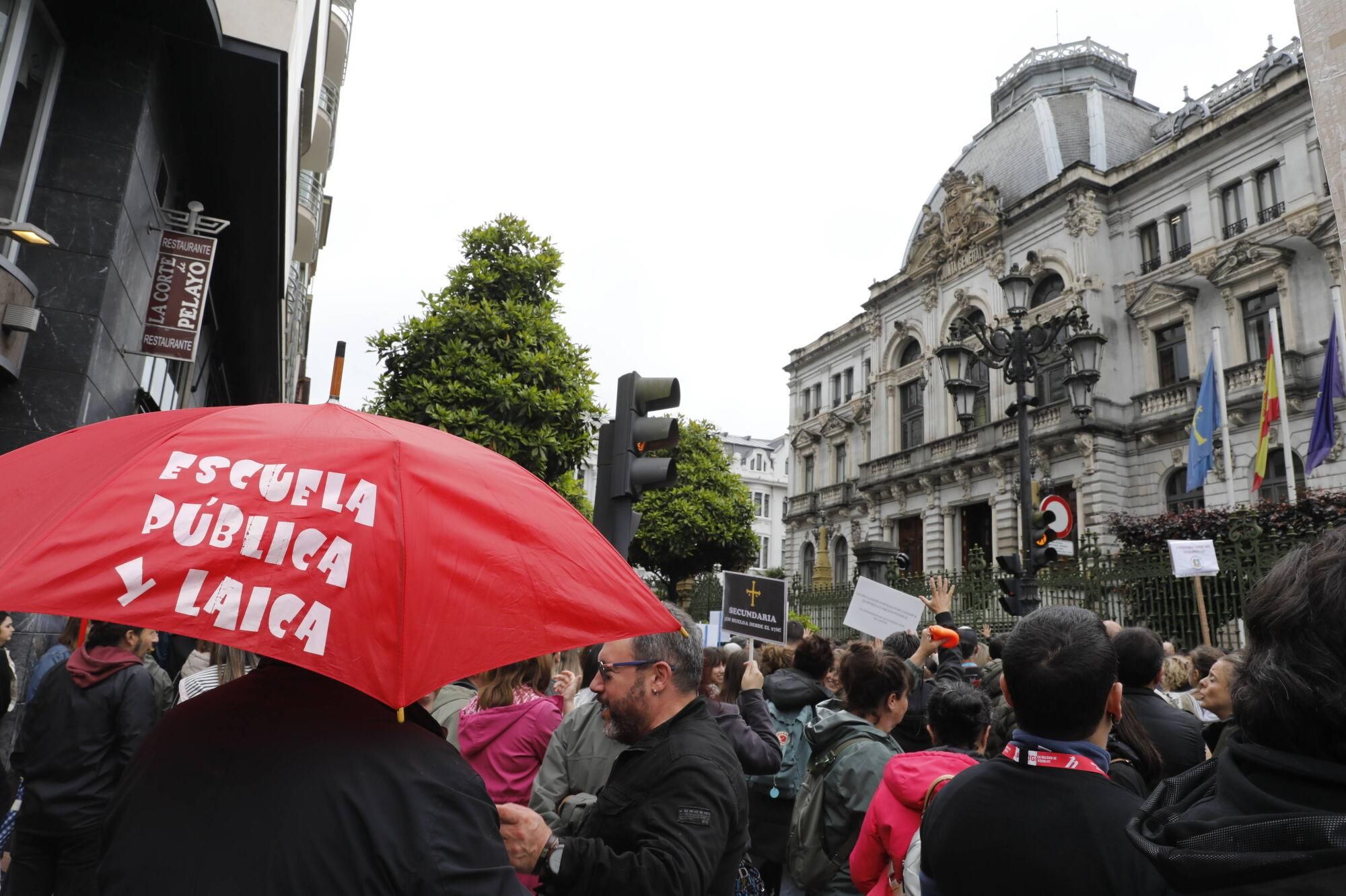 EN IMÁGENES: Nueva manifestación masiva de los docentes, que acabó en la Junta General 