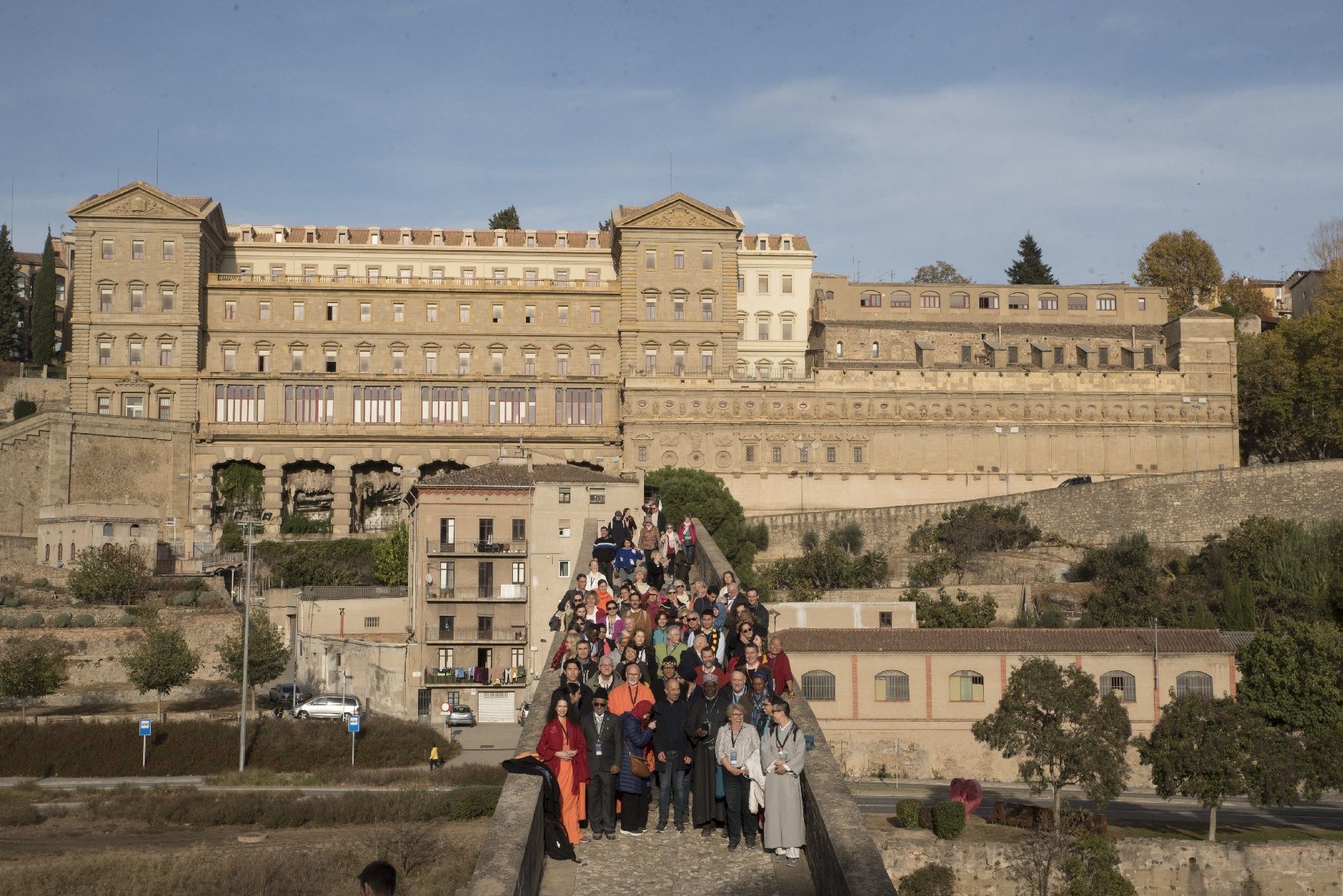 Un centenar de persones pelegrinen de Santa Caterina fins a la Cova per obrir el Fòrum Cruïlla de Camins