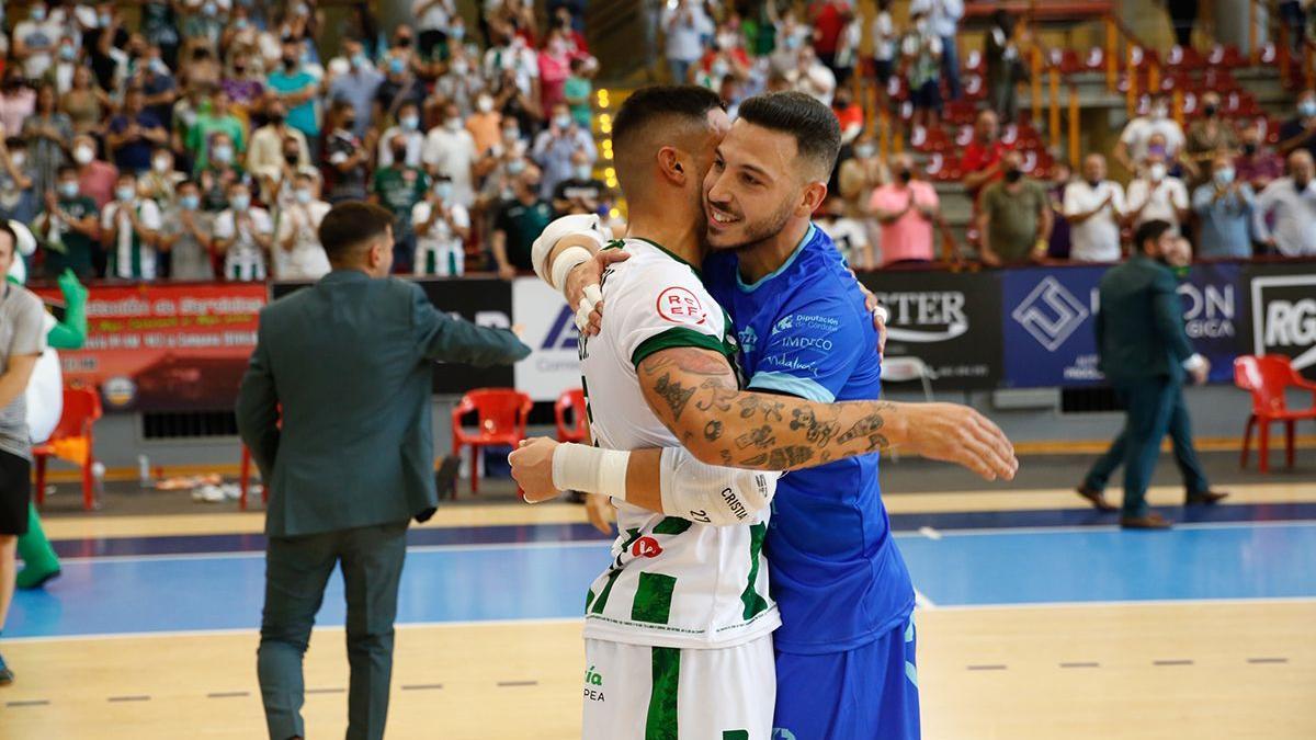 Cristian Ramos y Jesús Rodríguez se abrazan tras la victoria en Vista Alegre del Córdoba Futsal ante el Palma.