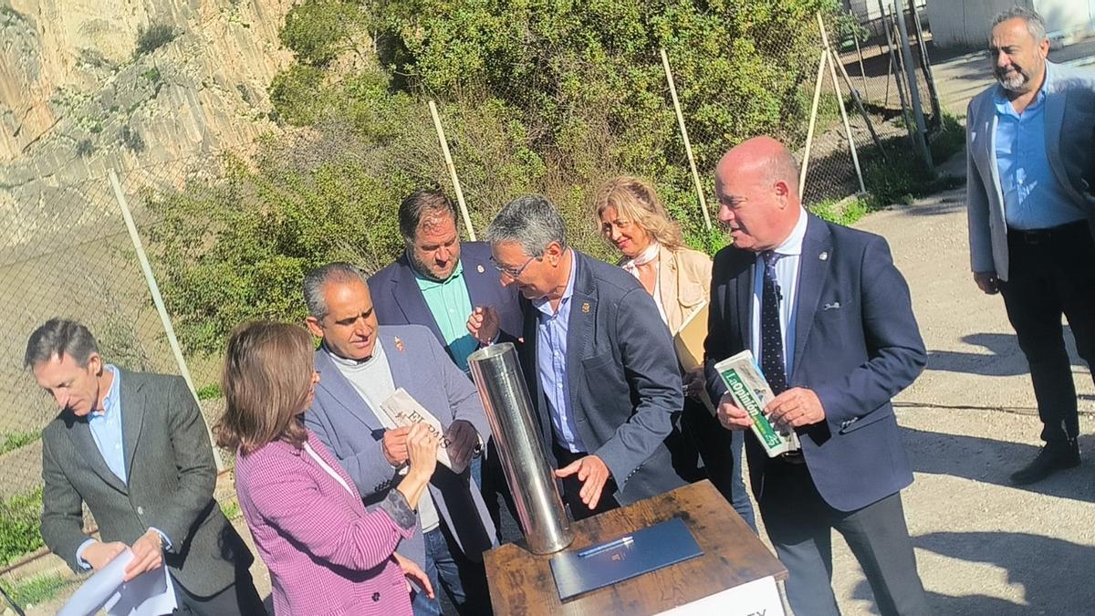 Varios periódicos, entre ellos El País y La Opinión, durante la colocación de la primera piedra del puente colgante.