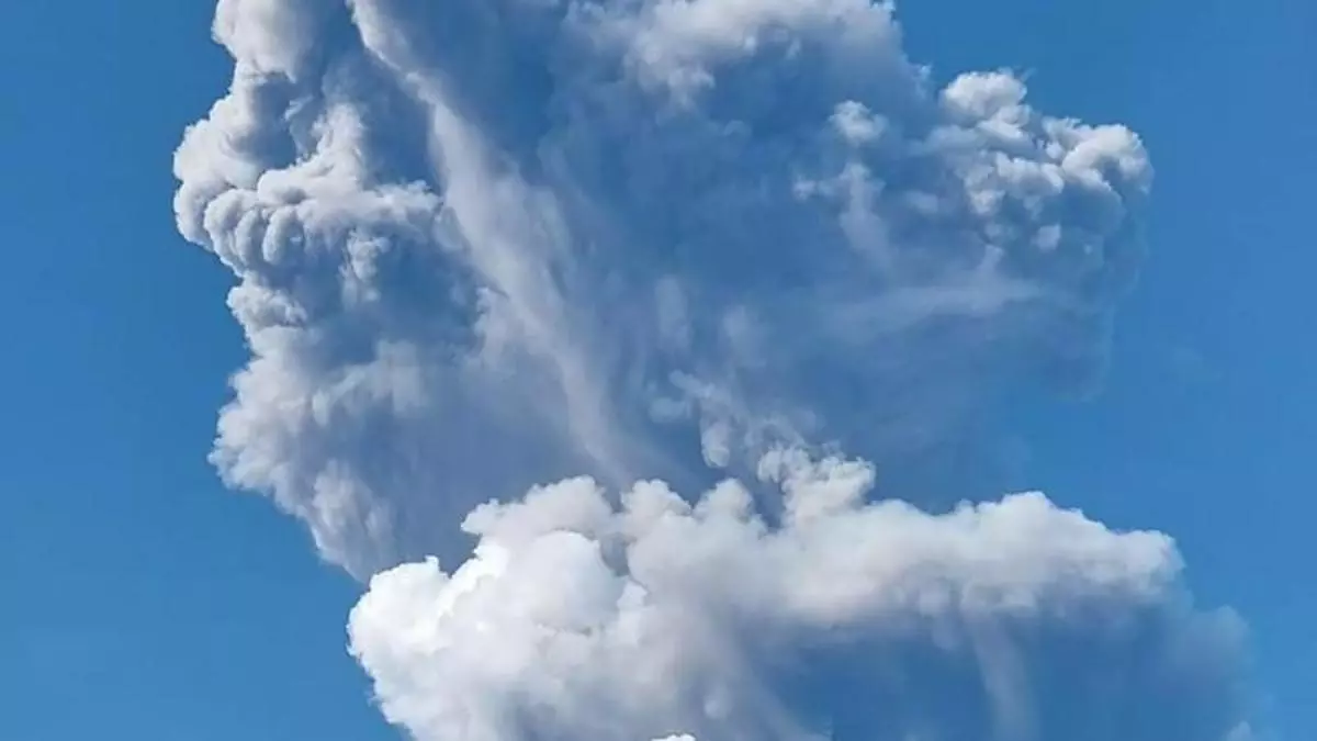 Al menos tres muertos en Indonesia tras la erupción del volcán Dukono