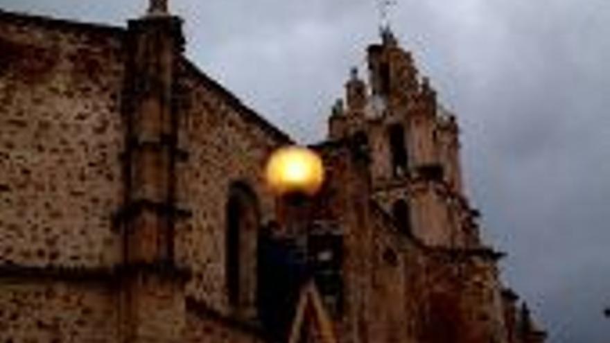 Sevillana ultima la iluminación monumental de la Purificación