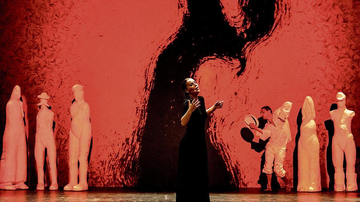 Die Flamenco-Sängerin Mariola Membrives fügt Bachs Bauernkantate an den musikalischen Übergängen ganz neue Töne hinzu