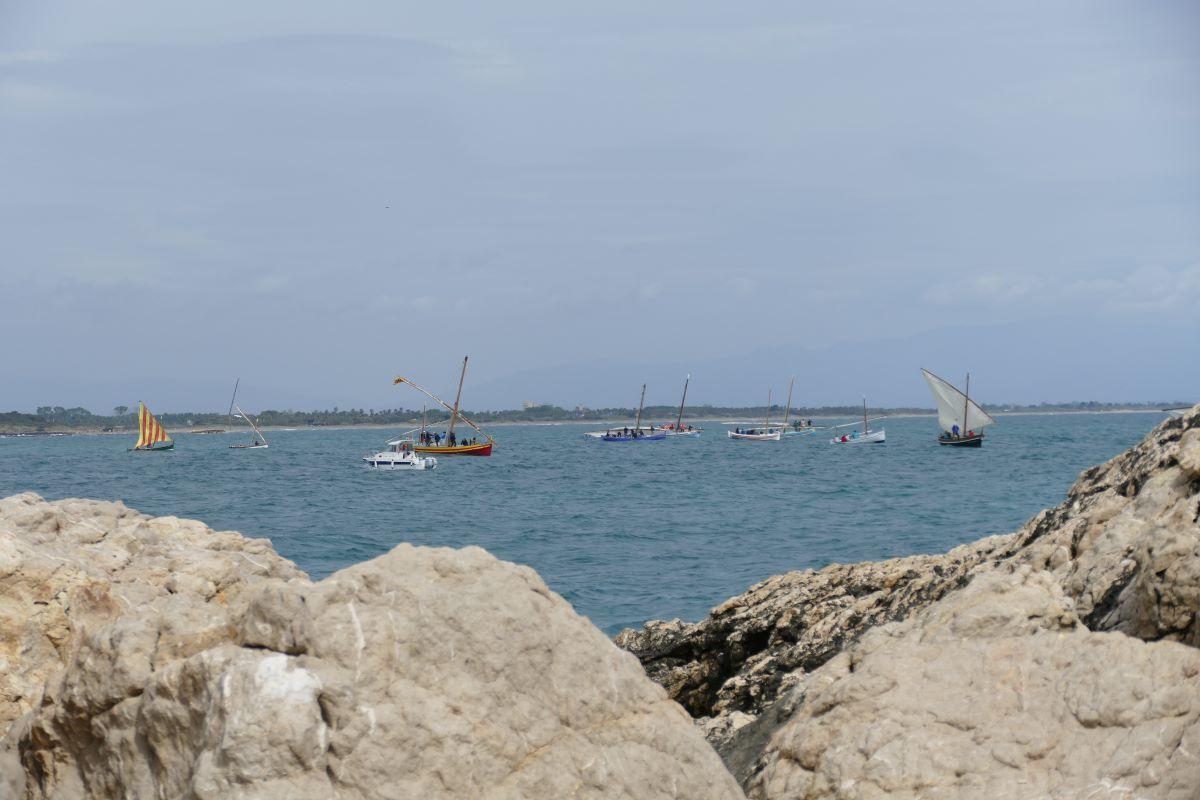 La trobada de vela llatina va omplir les aigües de l'Escala d'embarcacions de fusta i a vela.