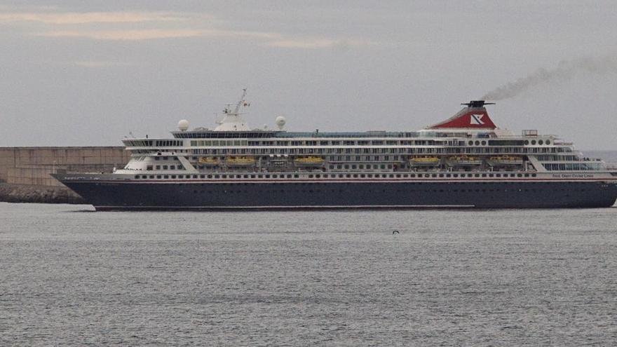 El crucero &quot;Balmoral&quot; accediendo al Muelle Norte de El Musel.