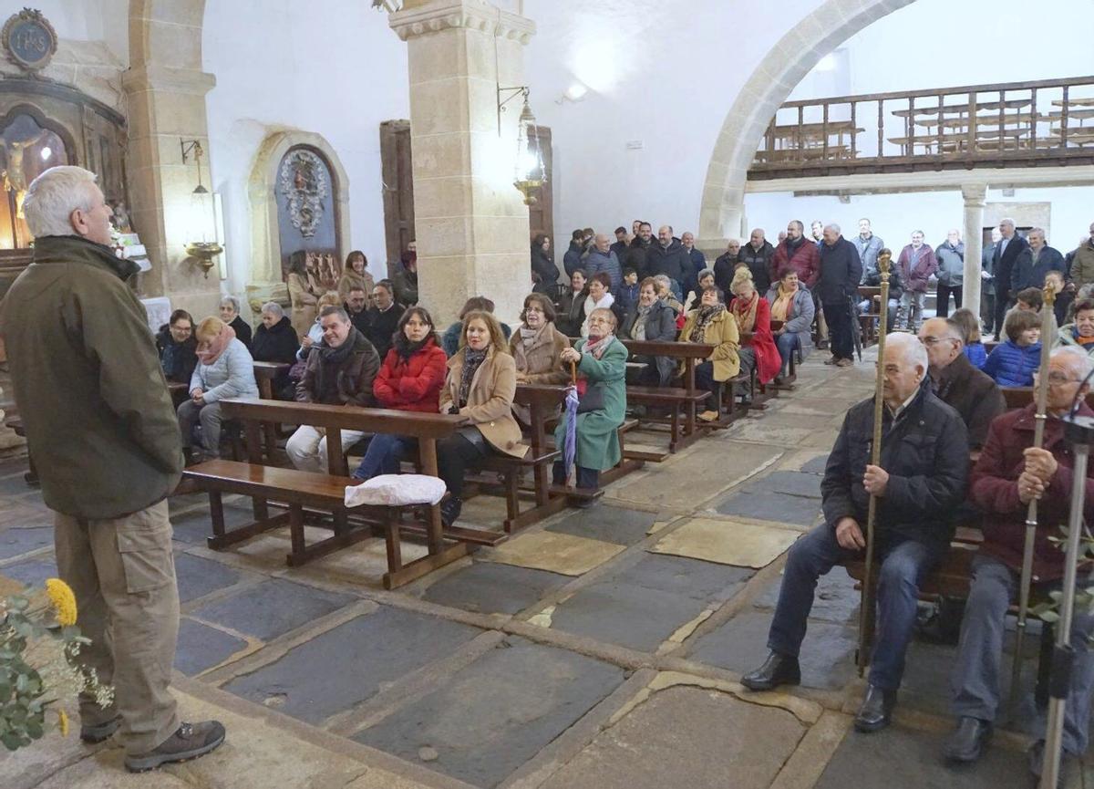 Vecinos de Rabanales en la iglesia durante una fiesta tradicional.  | CH. S.