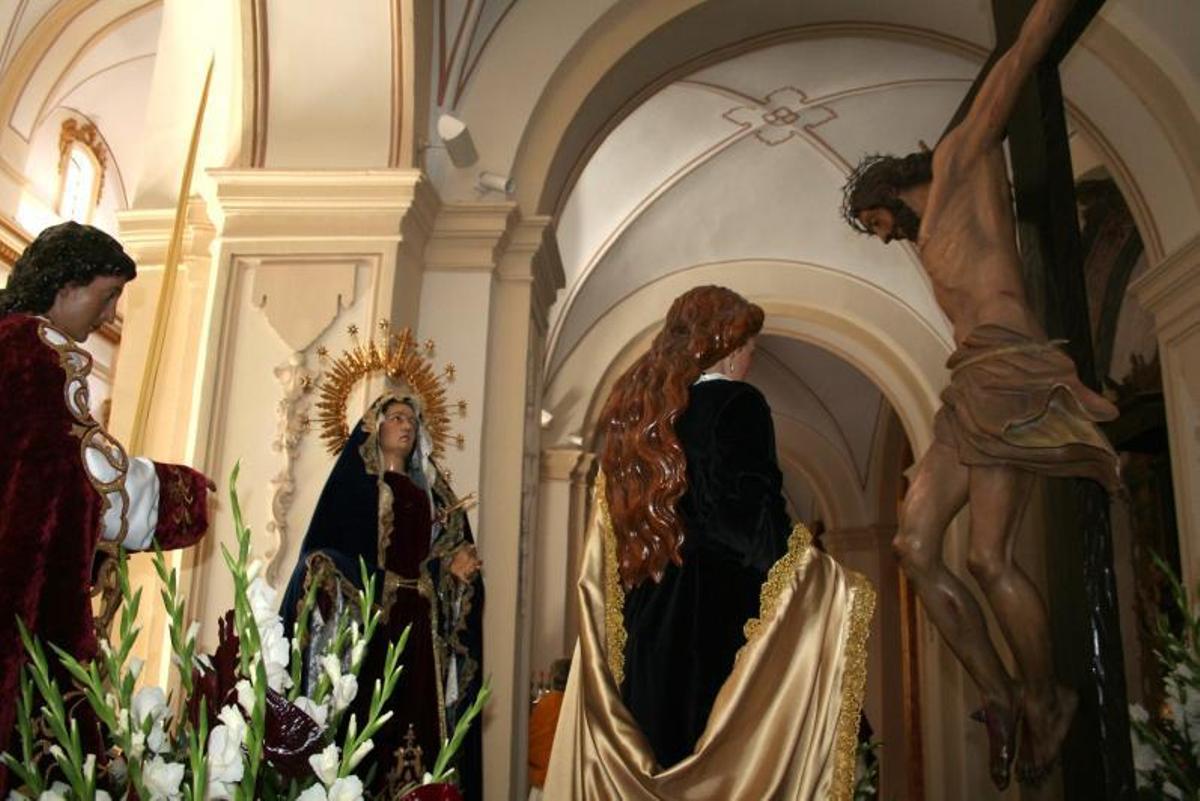 San Juan, la Virgen de los Dolores, la Magdalena y Jesús crucificado, en el trono del Calvario.