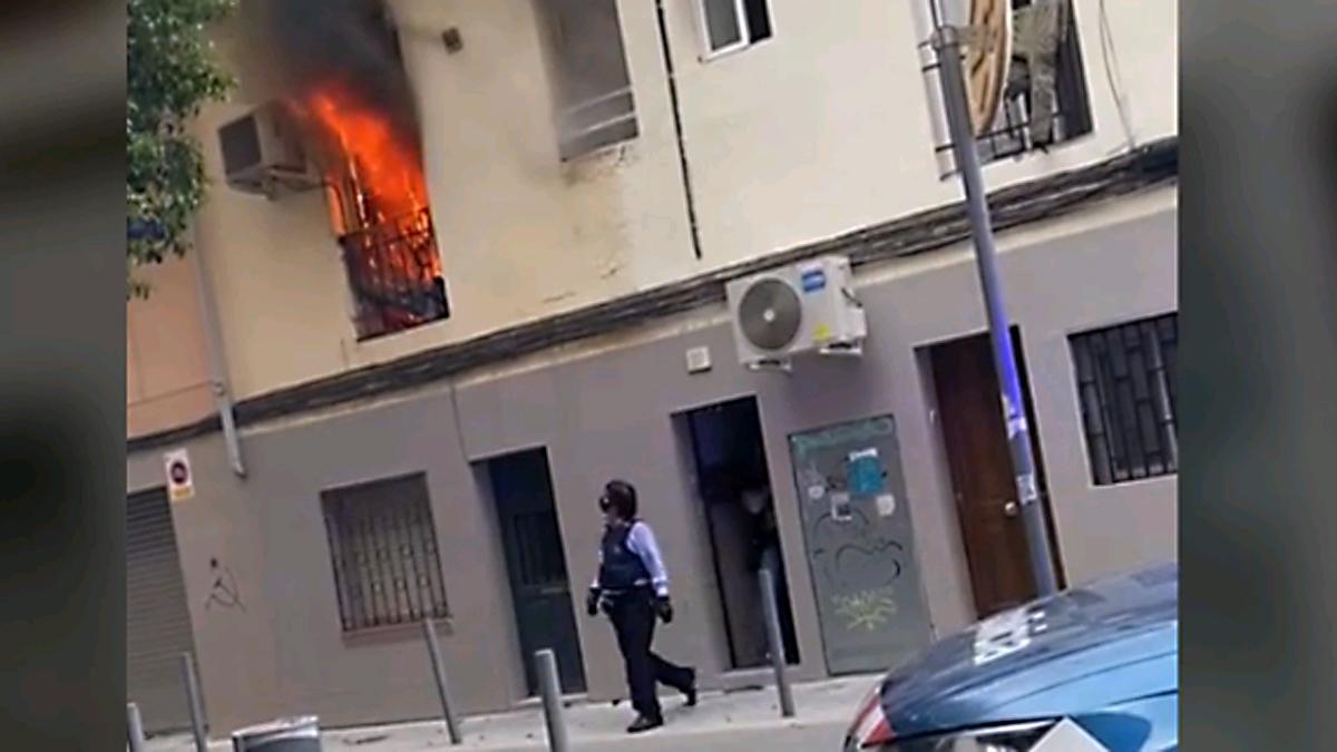 Vídeo del incendio en una vivienda la calle Sant Antoni, en l'Hospitalet de Llobregat