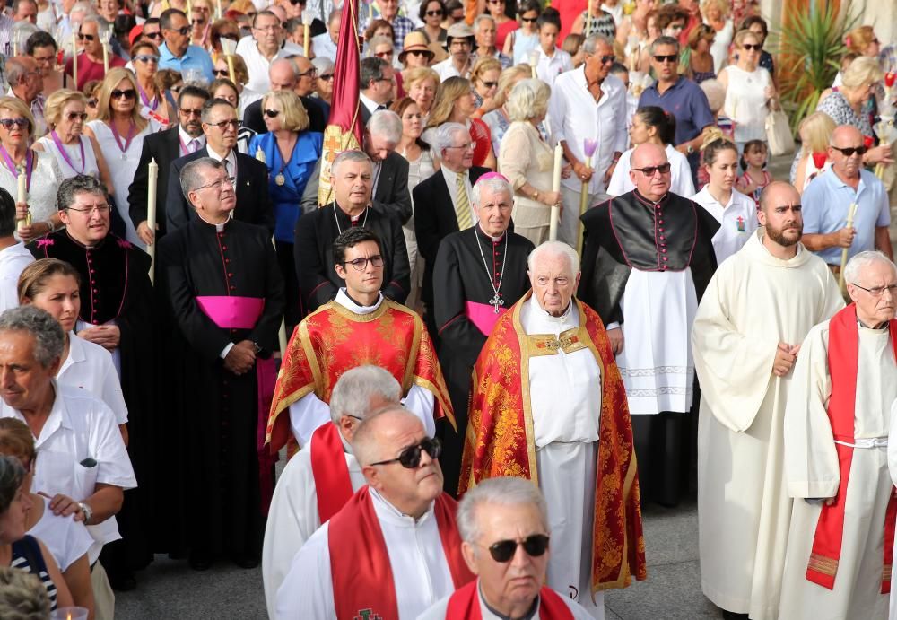 Miles de fieles acompañan a la imagen del nazareno en la tradicional procesión por el centro de la ciudad con principio y final en la Colegiata.