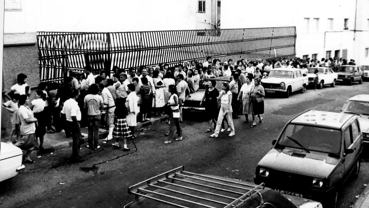 Colas en un colegio electoral de Canarias para votar el 28 de octubre de 1982.