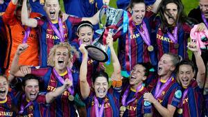 El Barça levanta el trofeo de la Champions femenina de fútbol.
