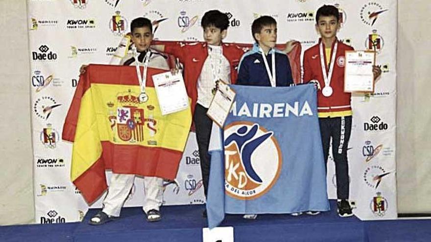 El subcampeón de Europa infantil, Carlos Collados, en el podio.