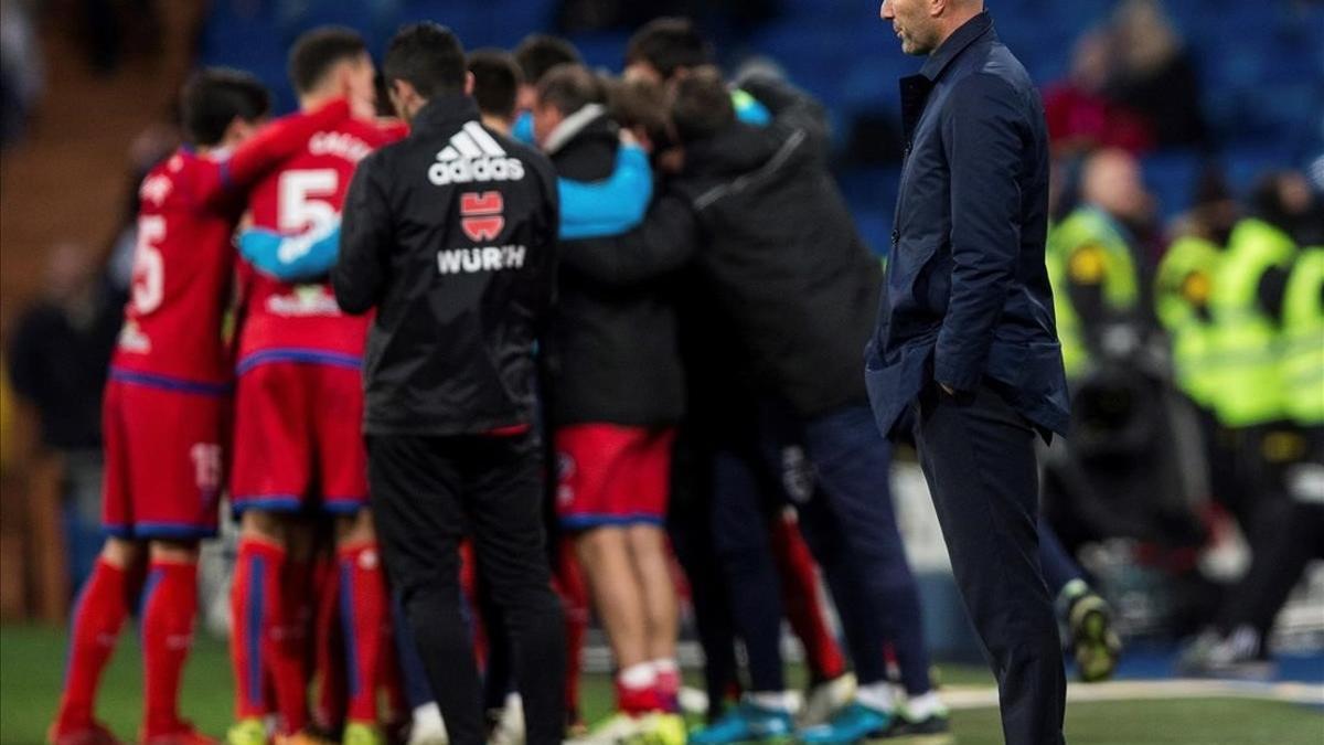 Zinedine Zidane pone cara de circunstancias mientras los jugadores del Numancia celebran el gol del empate a dos