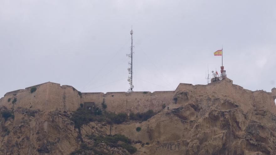 Imagen reciente del castillo, donde se observan las antenas de comunicaciones