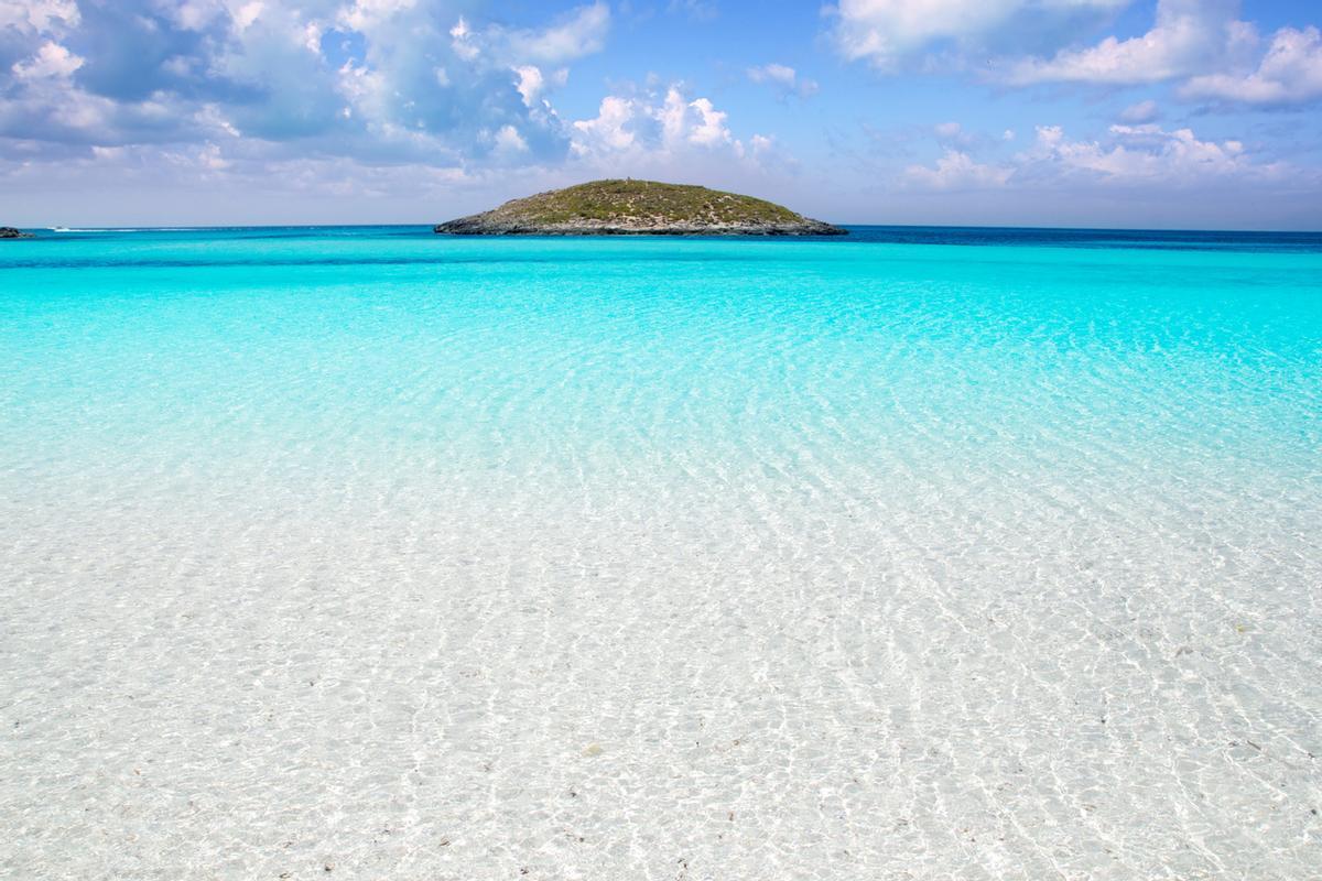 Imagen de la arena dorada de Formentera.