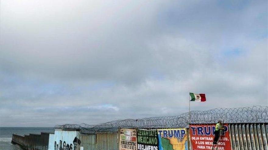 EEUU permite que se reúnan familias migrantes a través del muro con México