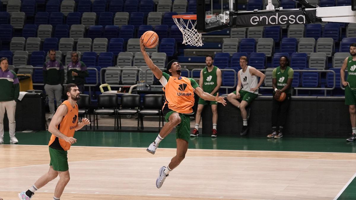Kameron Taylor penetra en una de las canasta del Carpena.