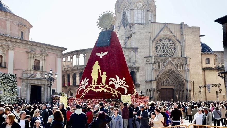 Cientos de personas visitan el manto de la Virgen este domingo
