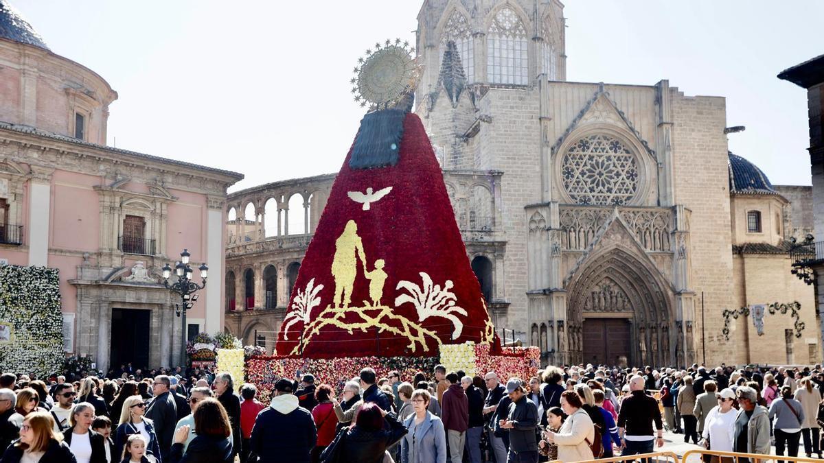 Cientos de personas visitan el manto de la Virgen este domingo